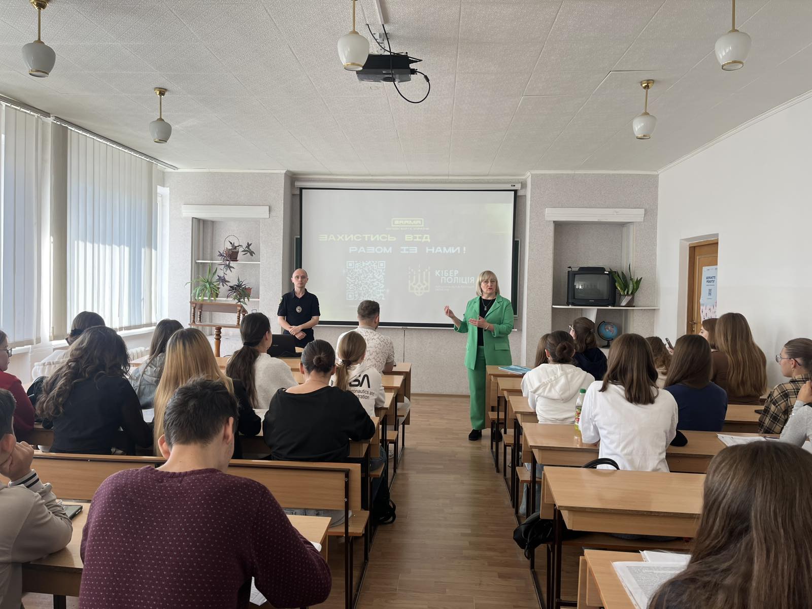 Завідувачка кафедри журналістики Галина Синоруб представляє спікера Zaviduvachka_kafedry_zhurnalistyky_Halyna_Synorub_predstavliaie_spikera